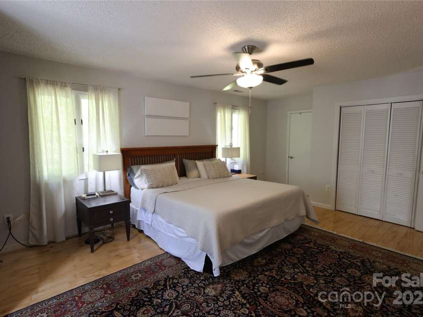 37 Nichols Hill Drive, Asheville, NC 28804.  MLS# CAR4253294, YatesRealty ID 15024. 