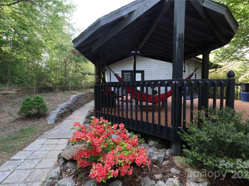 37 Nichols Hill Drive, Asheville, NC 28804.  MLS# CAR4253294, YatesRealty ID 15024. 