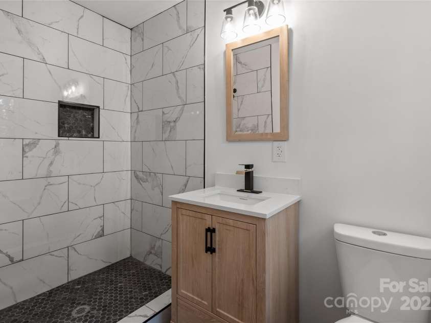 218 Kingsway Circle, Charlotte, NC 28214.  MLS# CAR4257221, YatesRealty ID 15027. 1st Primary Bathroom