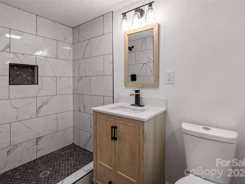 218 Kingsway Circle, Charlotte, NC 28214.  MLS# CAR4257221, YatesRealty ID 15027. 2nd Primary Bathroom