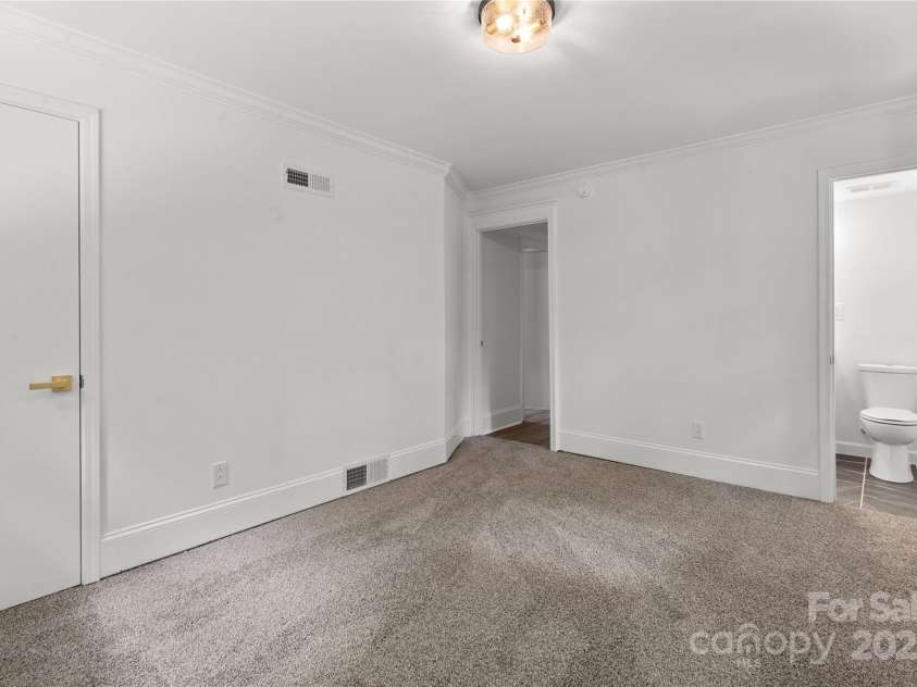 218 Kingsway Circle, Charlotte, NC 28214.  MLS# CAR4257221, YatesRealty ID 15027. 2nd Primary Bedroom