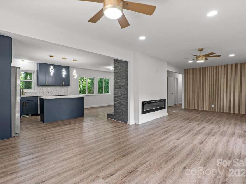 218 Kingsway Circle, Charlotte, NC 28214.  MLS# CAR4257221, YatesRealty ID 15027. 