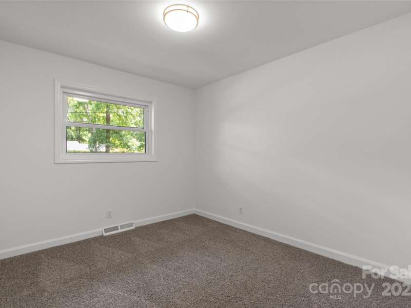 218 Kingsway Circle, Charlotte, NC 28214.  MLS# CAR4257221, YatesRealty ID 15027. 
