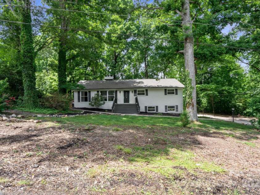 218 Kingsway Circle, Charlotte, NC 28214.  MLS# CAR4257221, YatesRealty ID 15027. 