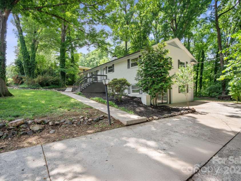 218 Kingsway Circle, Charlotte, NC 28214.  MLS# CAR4257221, YatesRealty ID 15027. 