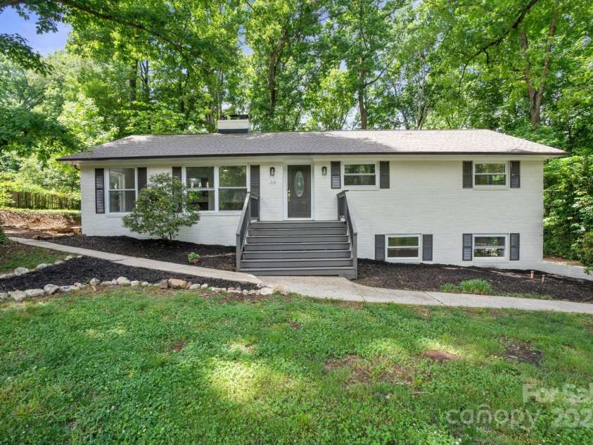 218 Kingsway Circle, Charlotte, NC 28214.  MLS# CAR4257221, YatesRealty ID 15027. 