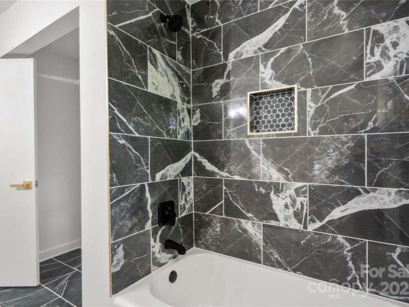 218 Kingsway Circle, Charlotte, NC 28214.  MLS# CAR4257221, YatesRealty ID 15027. Full Bathroom