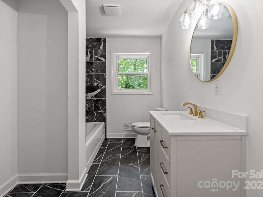218 Kingsway Circle, Charlotte, NC 28214.  MLS# CAR4257221, YatesRealty ID 15027. Full Bathroom