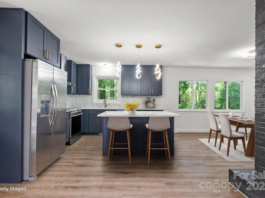 218 Kingsway Circle, Charlotte, NC 28214.  MLS# CAR4257221, YatesRealty ID 15027. Kitchen (Virtually Staged)