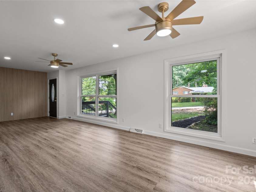 218 Kingsway Circle, Charlotte, NC 28214.  MLS# CAR4257221, YatesRealty ID 15027. Living Room