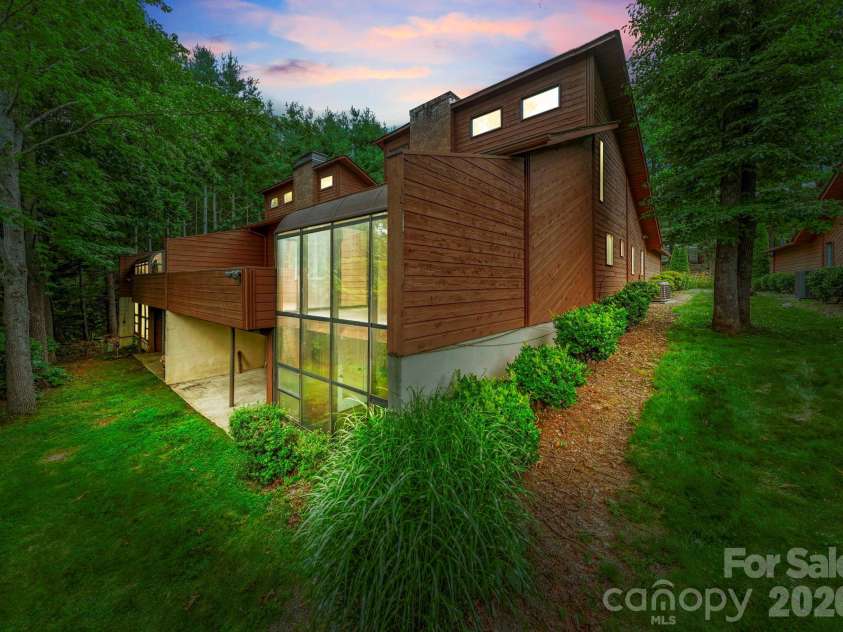 204 Woodfield Drive, Asheville, NC 28803.  MLS# CAR4365952, YatesRealty ID 15028. 