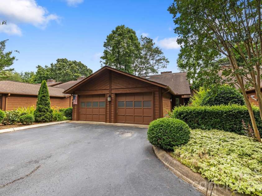 204 Woodfield Drive, Asheville, NC 28803.  MLS# CAR4365952, YatesRealty ID 15028. 