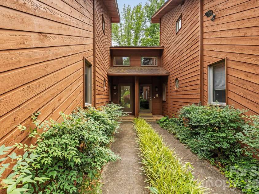 204 Woodfield Drive, Asheville, NC 28803.  MLS# CAR4365952, YatesRealty ID 15028. 