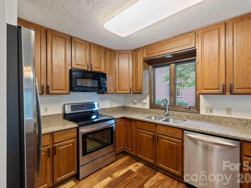 204 Woodfield Drive, Asheville, NC 28803.  MLS# CAR4365952, YatesRealty ID 15028. 