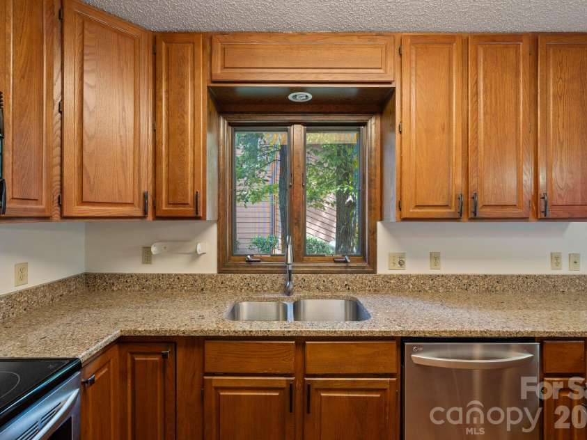 204 Woodfield Drive, Asheville, NC 28803.  MLS# CAR4365952, YatesRealty ID 15028. 