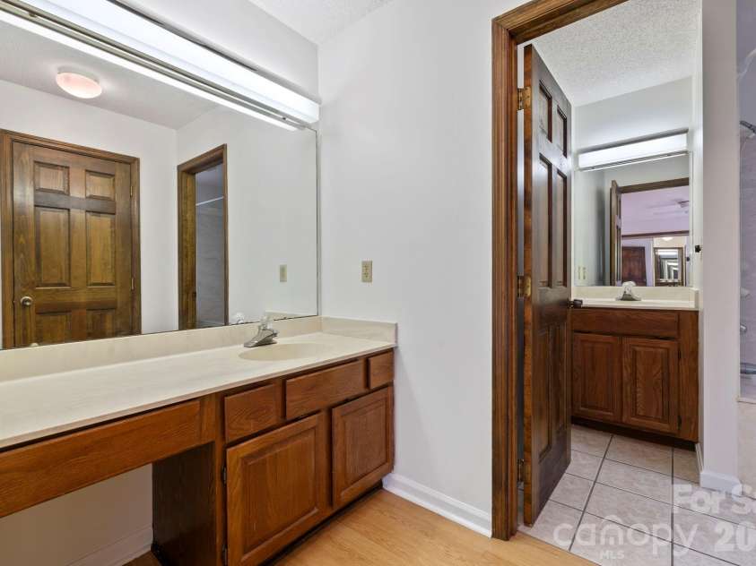 204 Woodfield Drive, Asheville, NC 28803.  MLS# CAR4365952, YatesRealty ID 15028. 