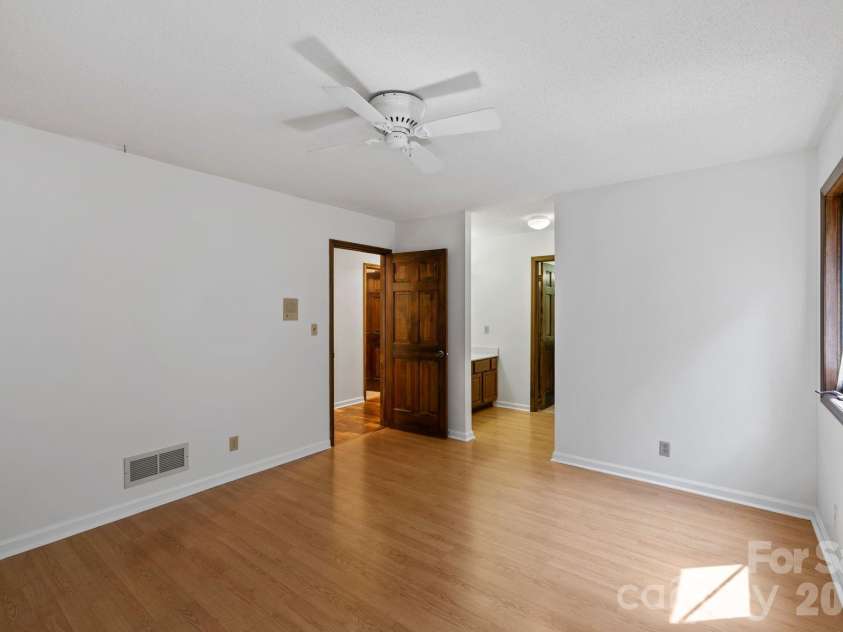 204 Woodfield Drive, Asheville, NC 28803.  MLS# CAR4365952, YatesRealty ID 15028. 
