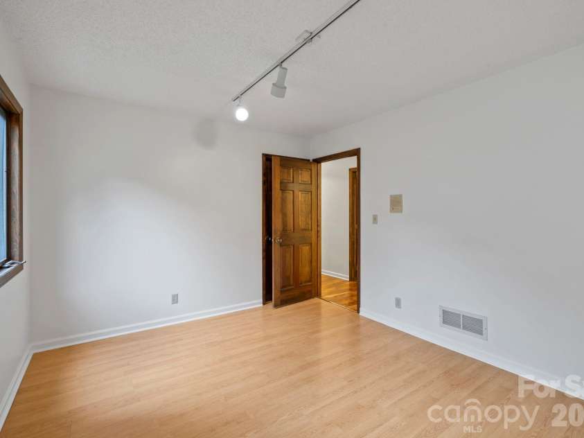 204 Woodfield Drive, Asheville, NC 28803.  MLS# CAR4365952, YatesRealty ID 15028. 