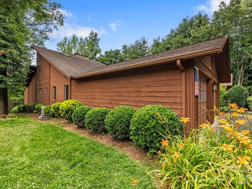 204 Woodfield Drive, Asheville, NC 28803.  MLS# CAR4365952, YatesRealty ID 15028. 