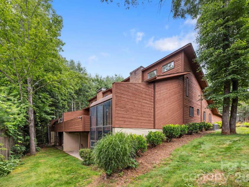204 Woodfield Drive, Asheville, NC 28803.  MLS# CAR4365952, YatesRealty ID 15028. 