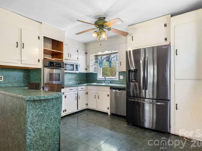 2525 Old Trenton Place, Lenoir, NC 28645.  MLS# CAR4369495, YatesRealty ID 15029. 