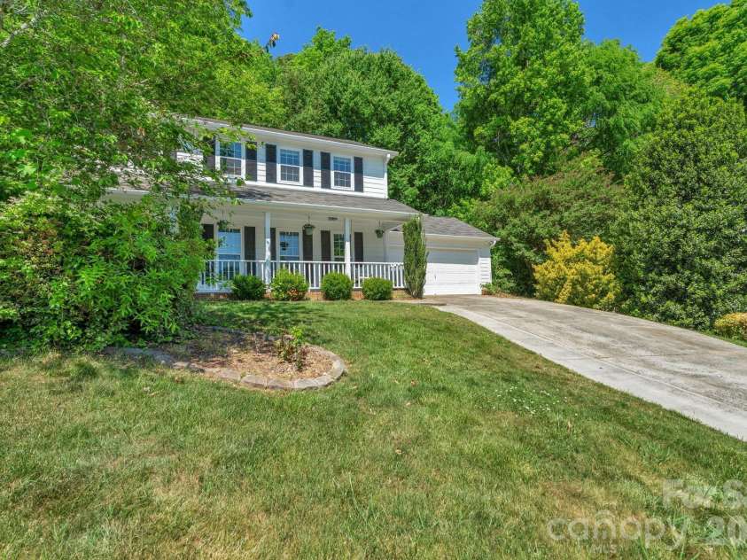 2503 Bathgate Lane, Matthews, NC 28105.  MLS# CAR4363520, YatesRealty ID 15030. 