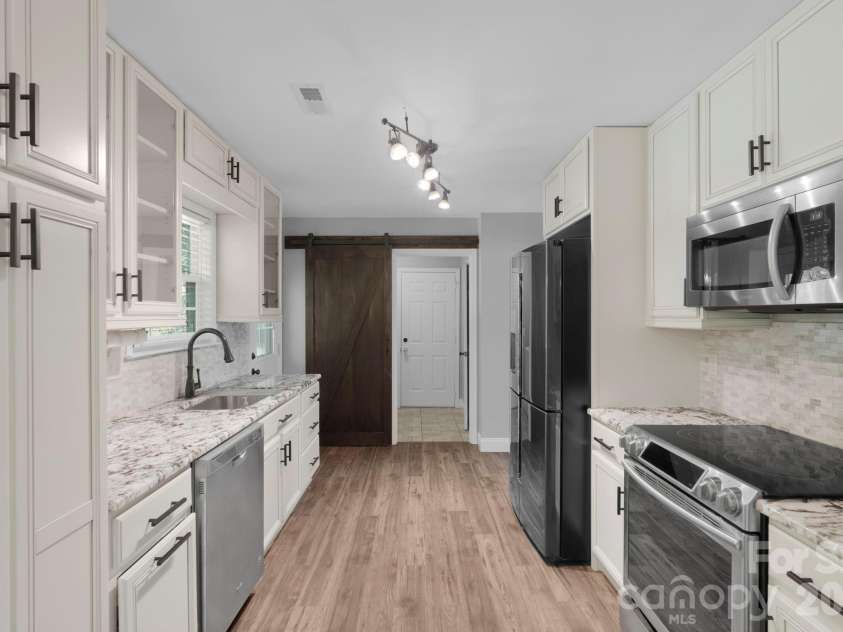 2503 Bathgate Lane, Matthews, NC 28105.  MLS# CAR4363520, YatesRealty ID 15030. 