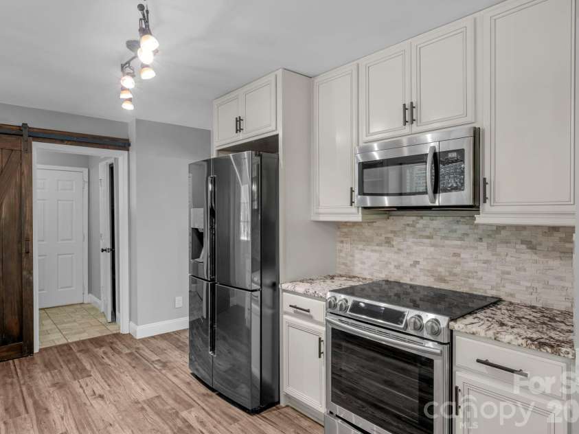 2503 Bathgate Lane, Matthews, NC 28105.  MLS# CAR4363520, YatesRealty ID 15030. 
