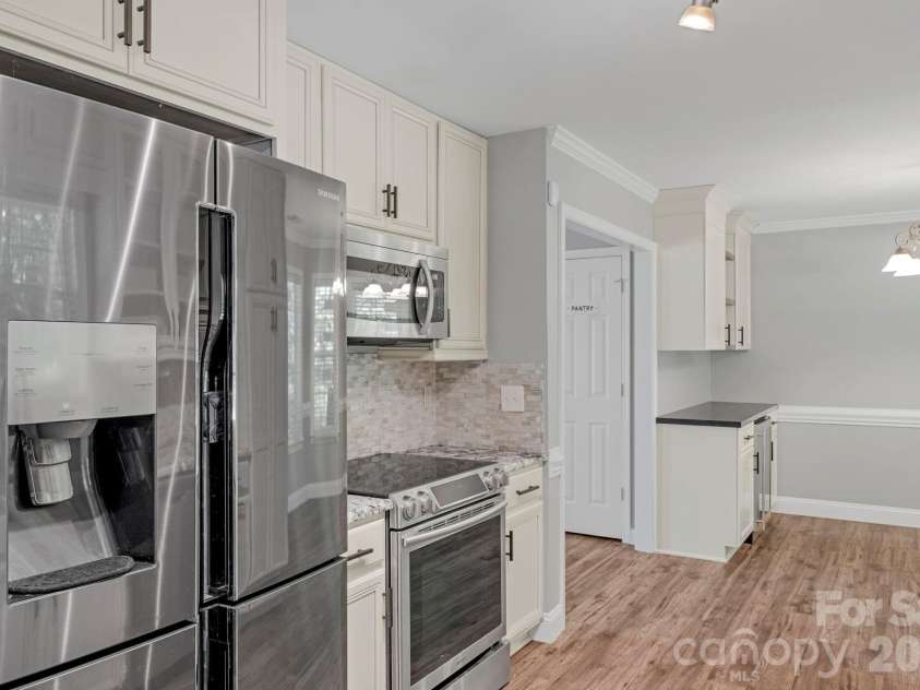 2503 Bathgate Lane, Matthews, NC 28105.  MLS# CAR4363520, YatesRealty ID 15030. 