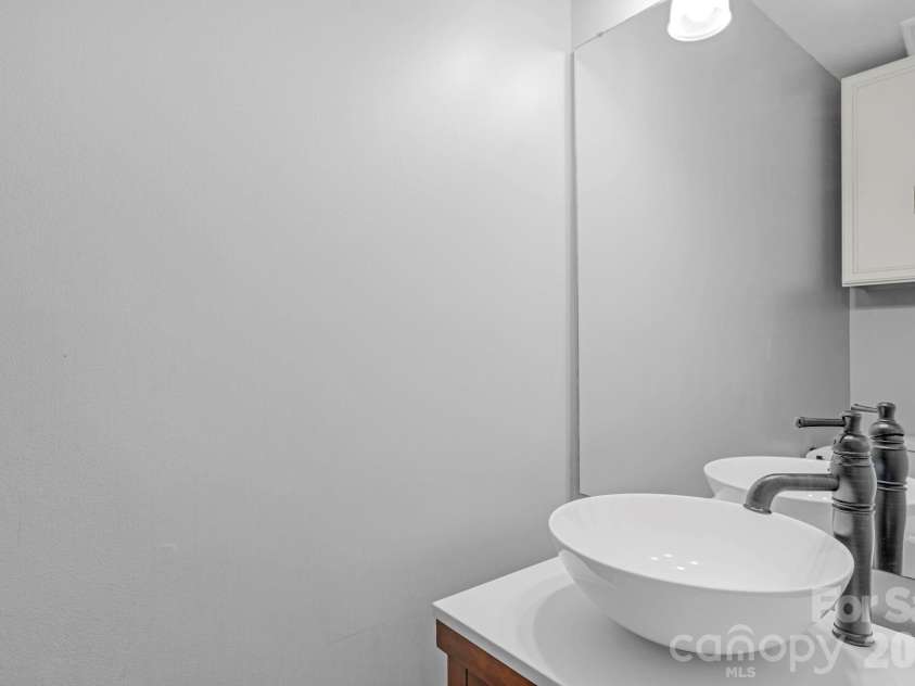 2503 Bathgate Lane, Matthews, NC 28105.  MLS# CAR4363520, YatesRealty ID 15030. 