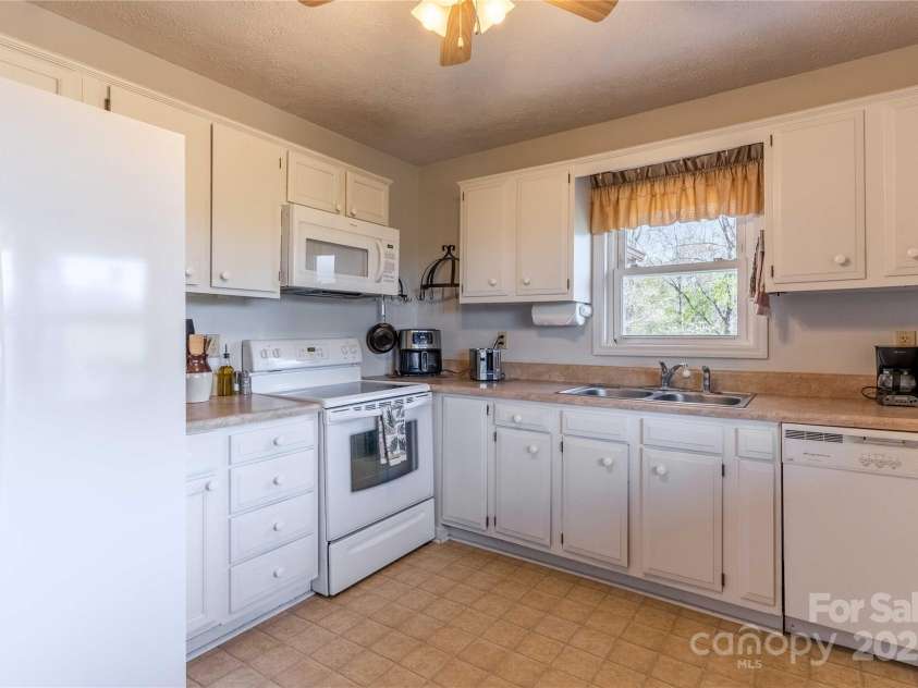 96 Winding Way, Canton, NC 28716.  MLS# CAR4248874, YatesRealty ID 15030. Kitchen