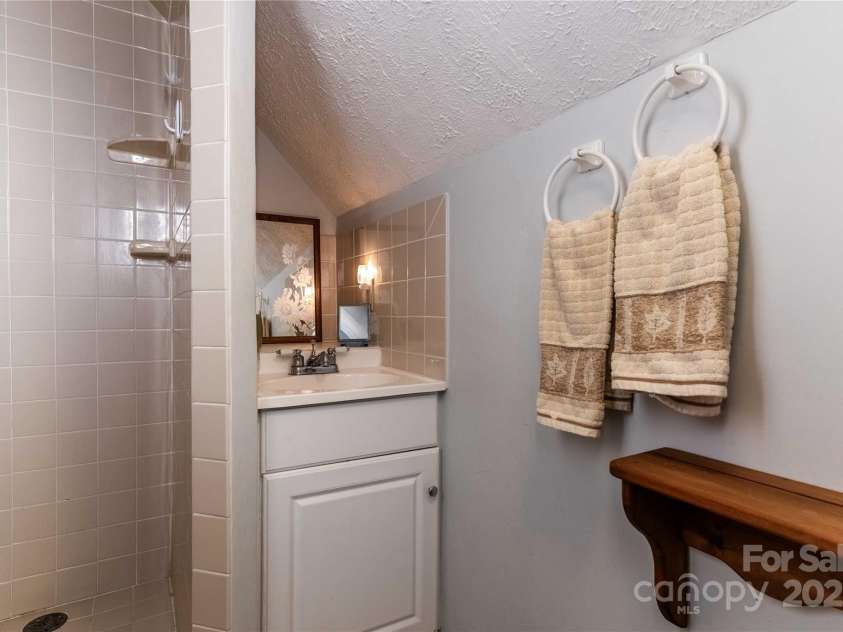 96 Winding Way, Canton, NC 28716.  MLS# CAR4248874, YatesRealty ID 15030. Upstairs Bathroom