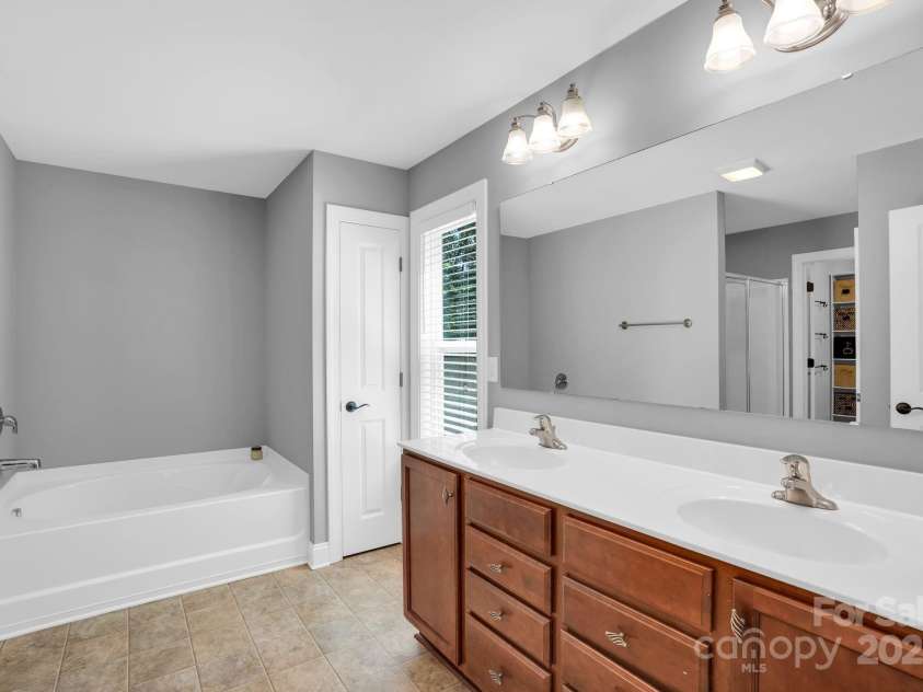 2417 Labelle Drive, Waxhaw, NC 28173.  MLS# CAR4248327, YatesRealty ID 15034. 