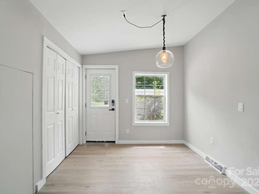 12382 Ritchie Road, Midland, NC 28107.  MLS# CAR4258214, YatesRealty ID 15036. Breakfast Nook