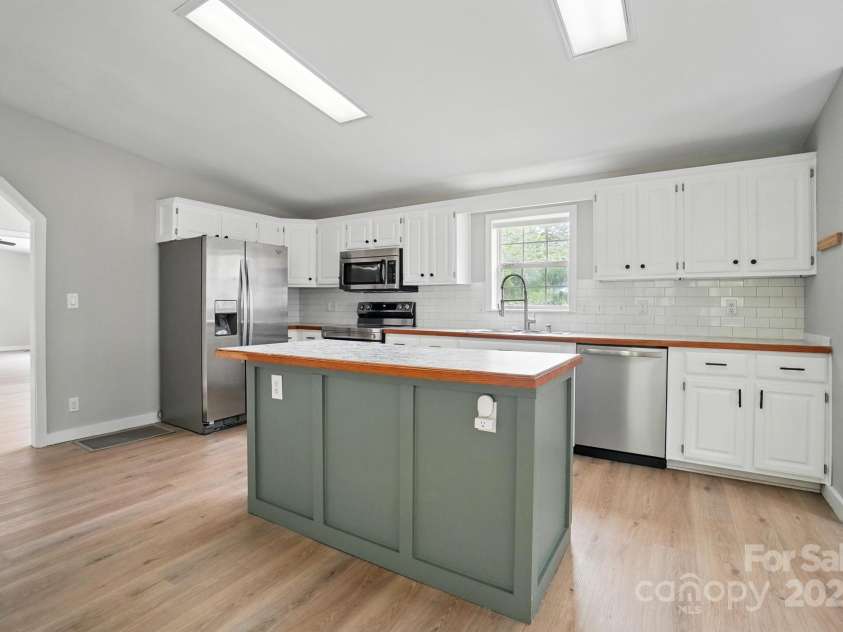 12382 Ritchie Road, Midland, NC 28107.  MLS# CAR4258214, YatesRealty ID 15036. Kitchen-1