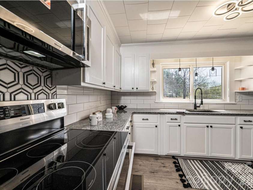 2088 Stamey Road, Hudson, NC 28638.  MLS# CAR4360859, YatesRealty ID 15036. Stylish Backsplash