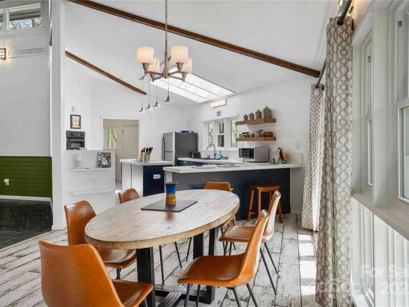 39 Tatham Road, Hendersonville, NC 28792.  MLS# CAR4249266, YatesRealty ID 15039. 