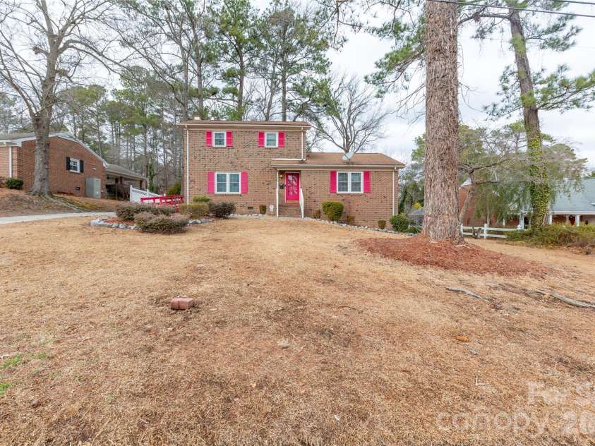 611 Park Avenue, Roanoke Rapids, NC 27870.  MLS# CAR4347477, YatesRealty ID 15039. 