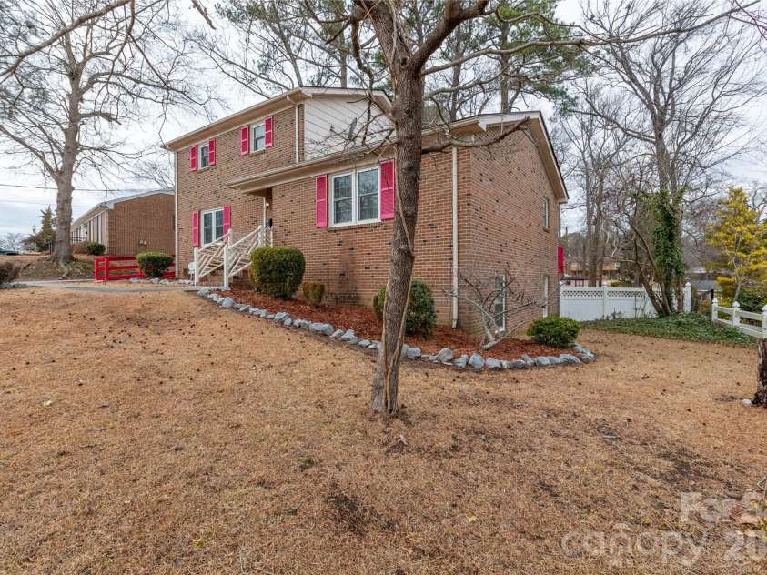 611 Park Avenue, Roanoke Rapids, NC 27870.  MLS# CAR4347477, YatesRealty ID 15039. 