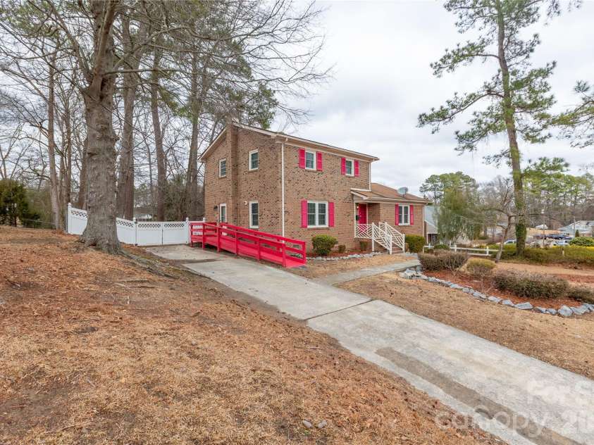 611 Park Avenue, Roanoke Rapids, NC 27870.  MLS# CAR4347477, YatesRealty ID 15039. 