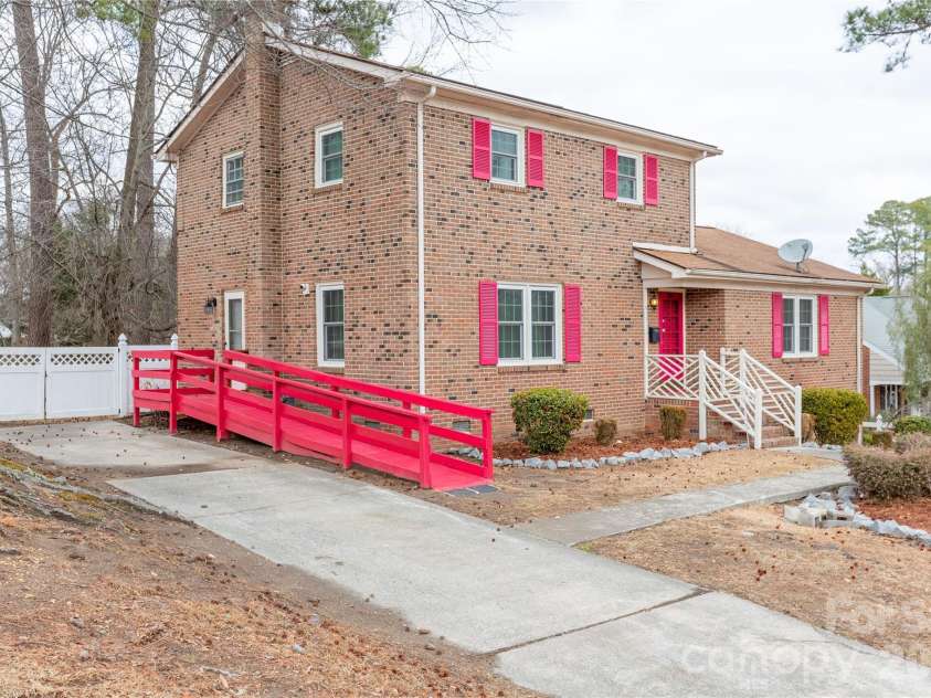 611 Park Avenue, Roanoke Rapids, NC 27870.  MLS# CAR4347477, YatesRealty ID 15039. 