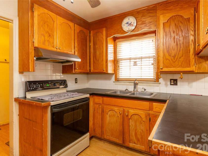 611 Park Avenue, Roanoke Rapids, NC 27870.  MLS# CAR4347477, YatesRealty ID 15039. 