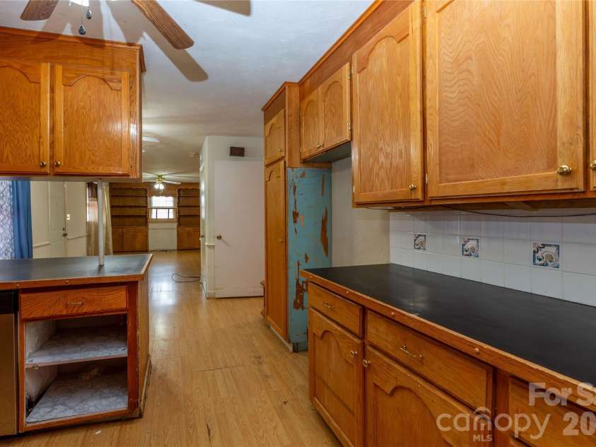 611 Park Avenue, Roanoke Rapids, NC 27870.  MLS# CAR4347477, YatesRealty ID 15039. 