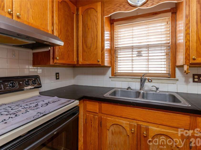 611 Park Avenue, Roanoke Rapids, NC 27870.  MLS# CAR4347477, YatesRealty ID 15039. 