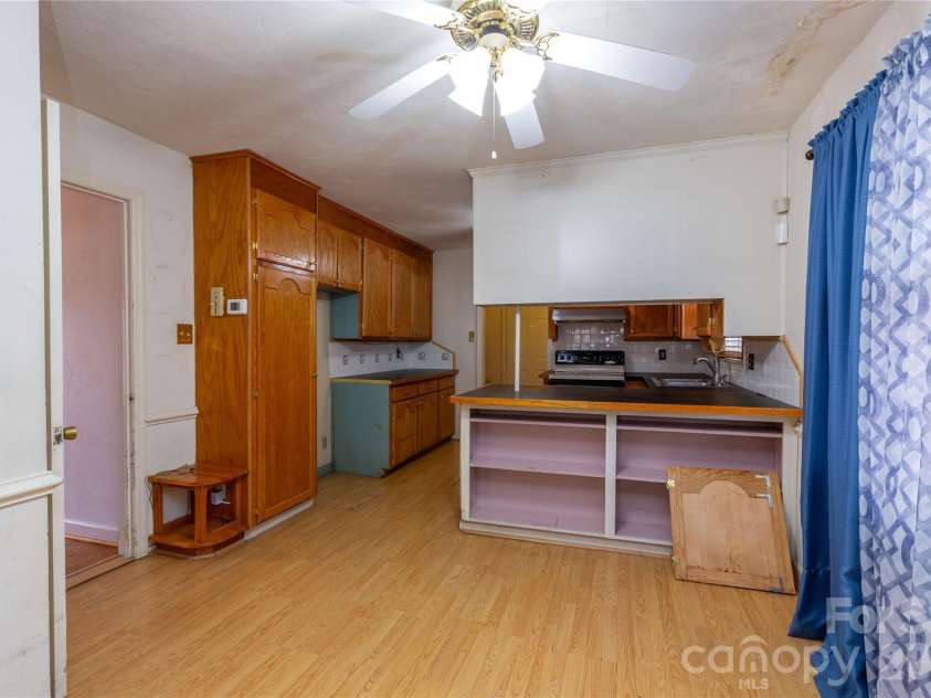 611 Park Avenue, Roanoke Rapids, NC 27870.  MLS# CAR4347477, YatesRealty ID 15039. 