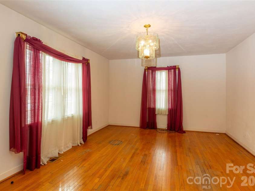611 Park Avenue, Roanoke Rapids, NC 27870.  MLS# CAR4347477, YatesRealty ID 15039. 