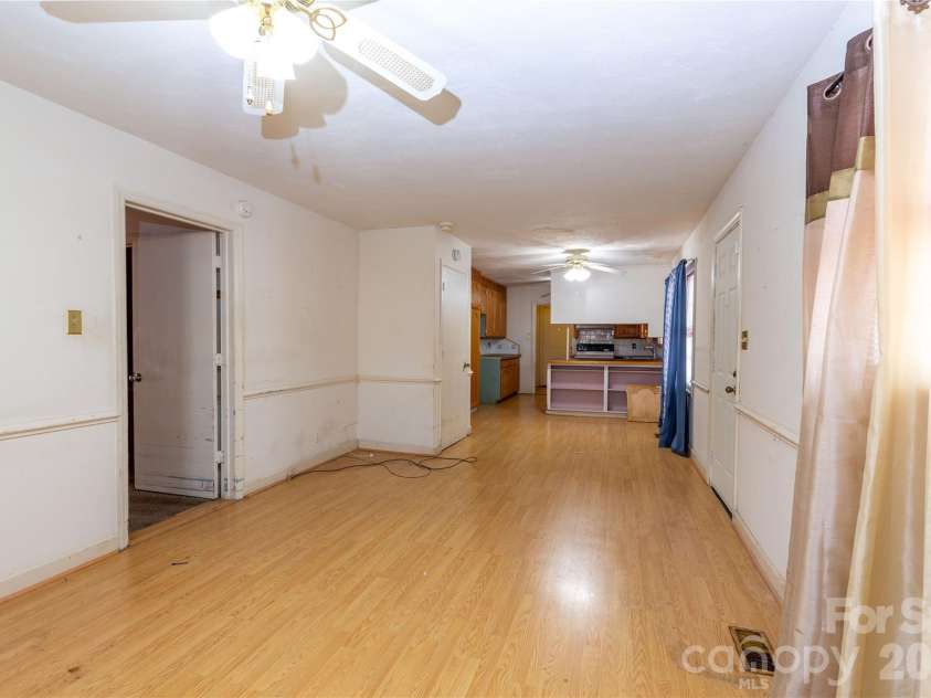 611 Park Avenue, Roanoke Rapids, NC 27870.  MLS# CAR4347477, YatesRealty ID 15039. 