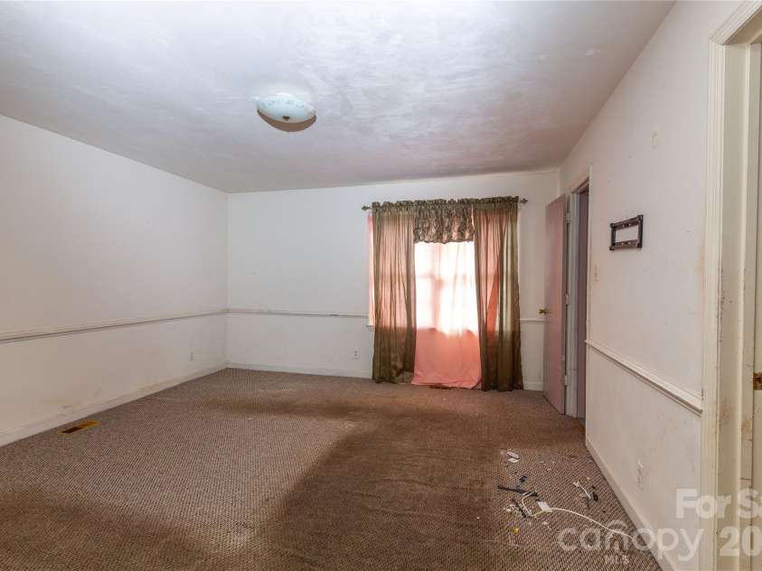 611 Park Avenue, Roanoke Rapids, NC 27870.  MLS# CAR4347477, YatesRealty ID 15039. 