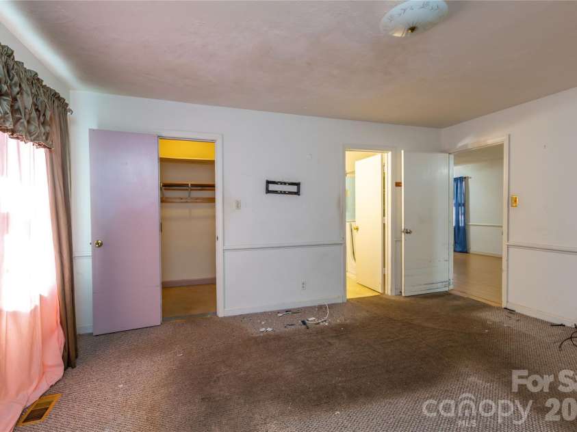 611 Park Avenue, Roanoke Rapids, NC 27870.  MLS# CAR4347477, YatesRealty ID 15039. 