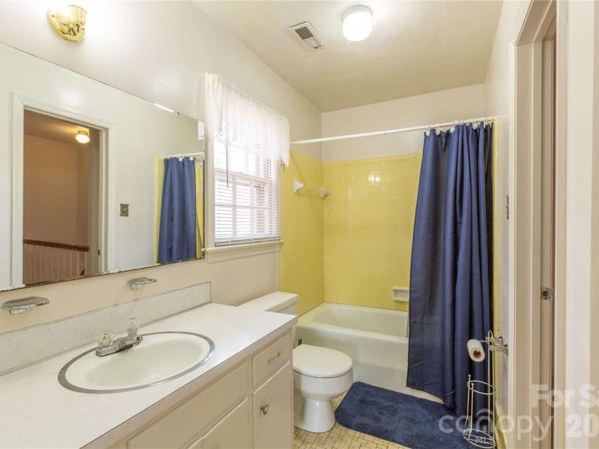 611 Park Avenue, Roanoke Rapids, NC 27870.  MLS# CAR4347477, YatesRealty ID 15039. 